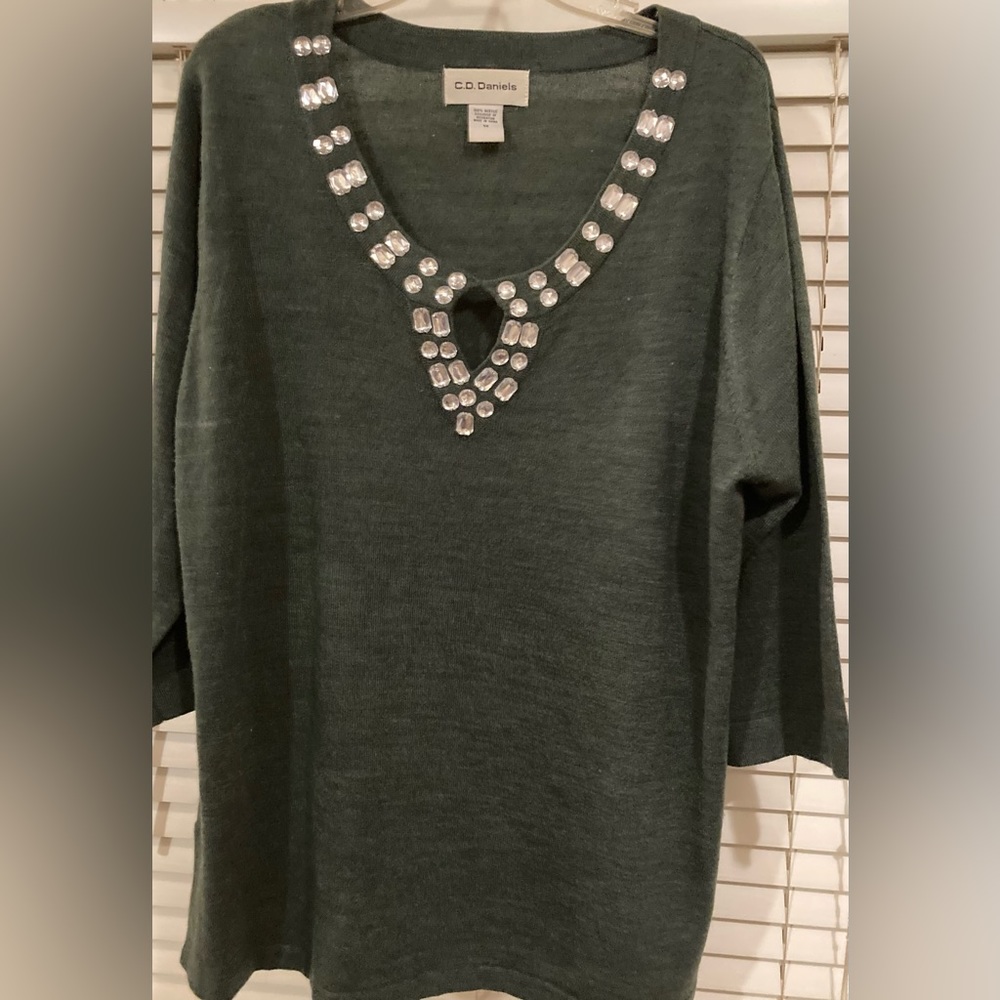 Ladies Size 1X Cathy Daniel’s Gray Top With Rhinestone Added To The  Neckline